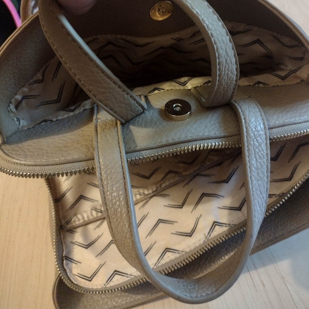 Moda luxe Purse / back pack, scarf and earrings! Lot of 6 items - Picture 5 of 10